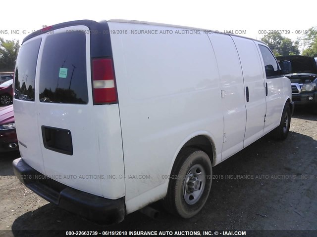 1GCGG25C681178638 - 2008 CHEVROLET EXPRESS G2500  WHITE photo 4