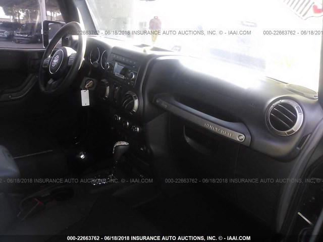 1C4BJWDG1FL591169 - 2015 JEEP WRANGLER UNLIMITE SPORT BLACK photo 5