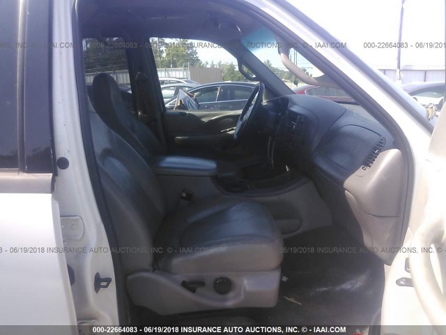 1FMRU15WX1LA46378 - 2001 FORD EXPEDITION XLT WHITE photo 5