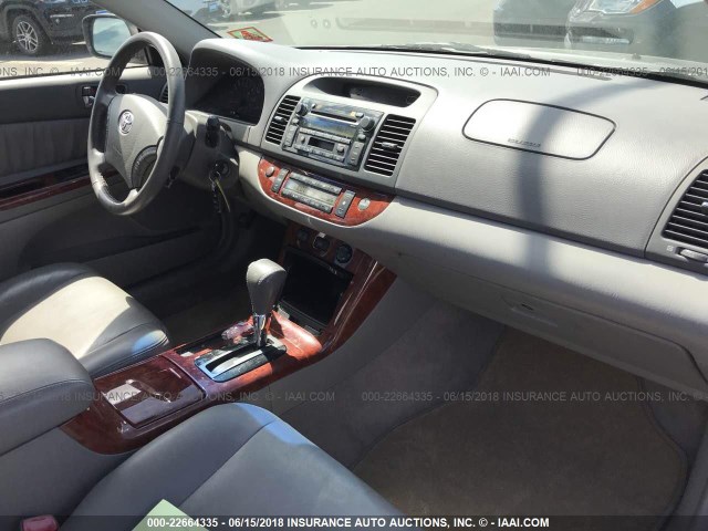 JTDBF30K950164901 - 2005 TOYOTA CAMRY LE/XLE/SE 灰色 照片 5
