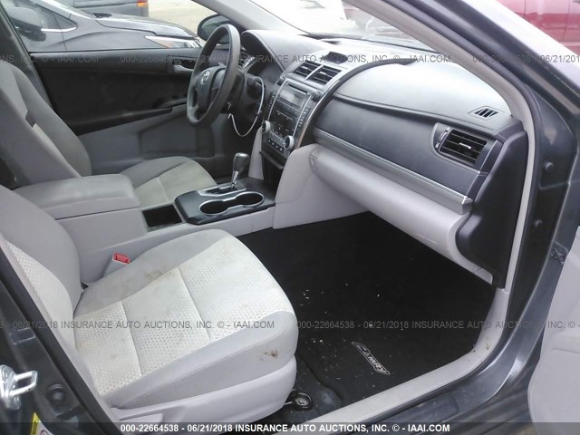 4T1BF1FK0CU549356 - 2012 TOYOTA CAMRY SE/LE/XLE 灰色 照片 5