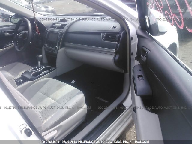 4T1BF1FK1EU407536 - 2014 TOYOTA CAMRY L/SE/LE/XLE თეთრი ფოტო 5