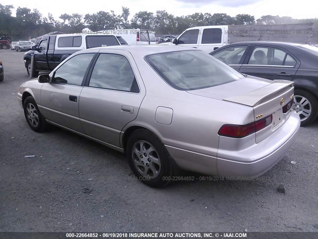 4T1BF28K8WU065202 - 1998 TOYOTA CAMRY CE/LE/XLE GOLD photo 3
