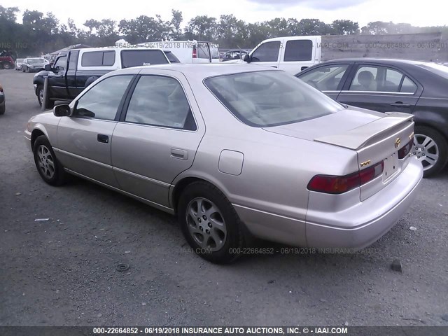 4T1BF28K8WU065202 - 1998 TOYOTA CAMRY CE/LE/XLE ოქროსფერი ფოტო 3