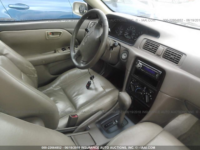 4T1BF28K8WU065202 - 1998 TOYOTA CAMRY CE/LE/XLE ოქროსფერი ფოტო 5
