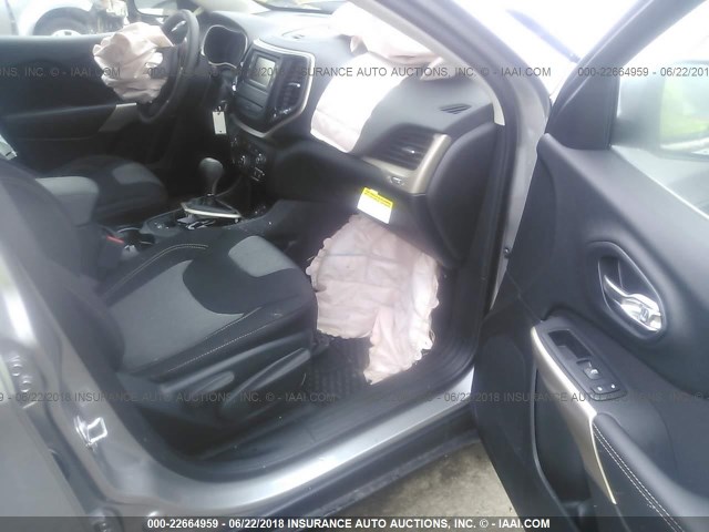 1C4PJLCB6JD537007 - 2018 JEEP CHEROKEE LATITUDE Күміс фото 5