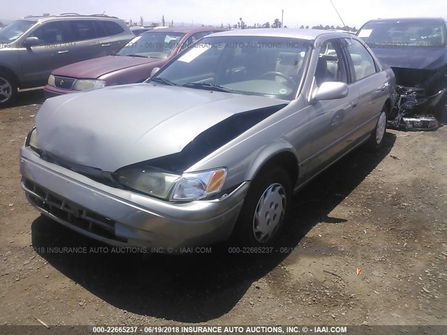 JT2BG22K9X0345576 - 1999 TOYOTA CAMRY LE/XLE GRAY photo 2