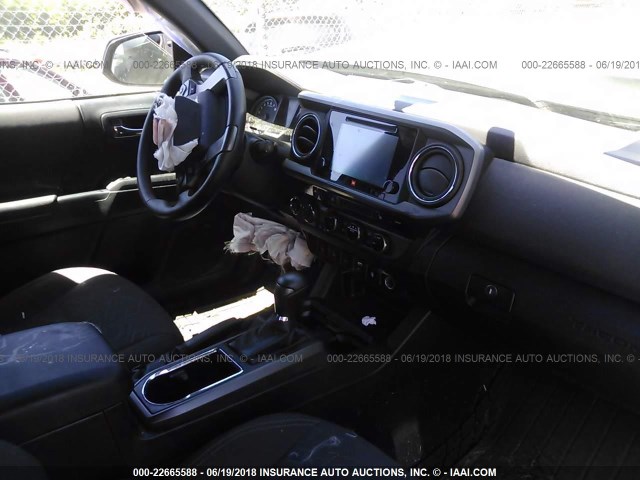 3TMCZ5AN2HM062034 - 2017 TOYOTA TACOMA DBL CAB/SR/TRDSPT/OR/PRO ნაცრისფერი ფოტო 5