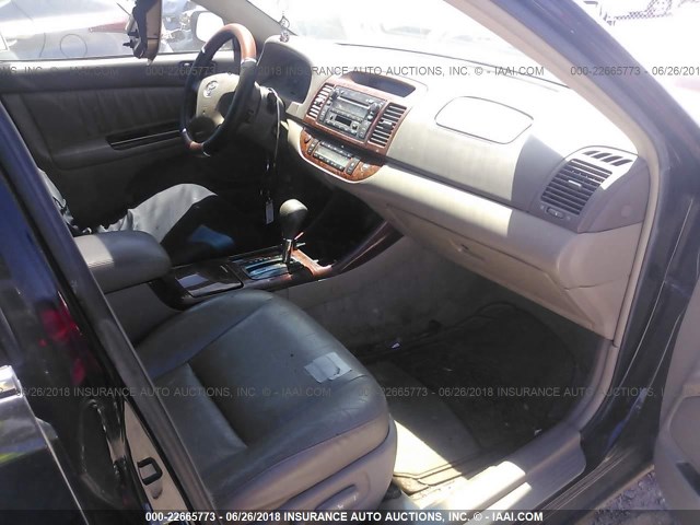 4T1BF32K54U072622 - 2004 TOYOTA CAMRY LE/XLE/SE შავი ფოტო 5