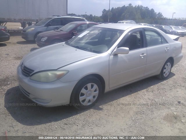 4T1BE32K04U377626 - 2004 TOYOTA CAMRY LE/XLE/SE ვერცხლისფერი ფოტო 2
