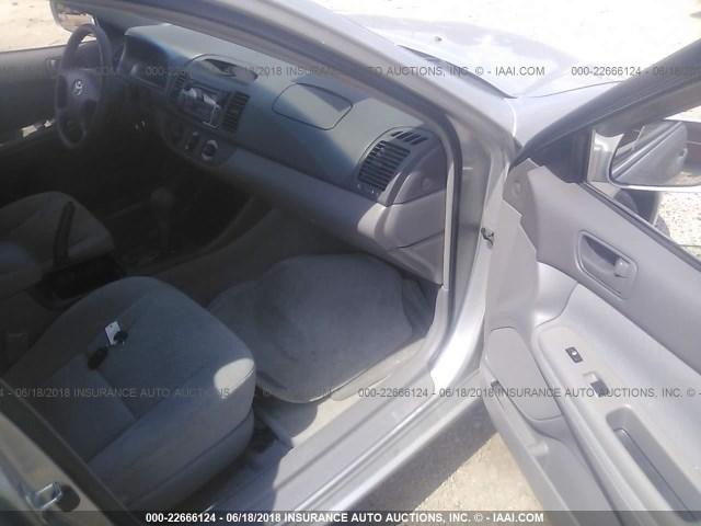 4T1BE32K04U377626 - 2004 TOYOTA CAMRY LE/XLE/SE ვერცხლისფერი ფოტო 5