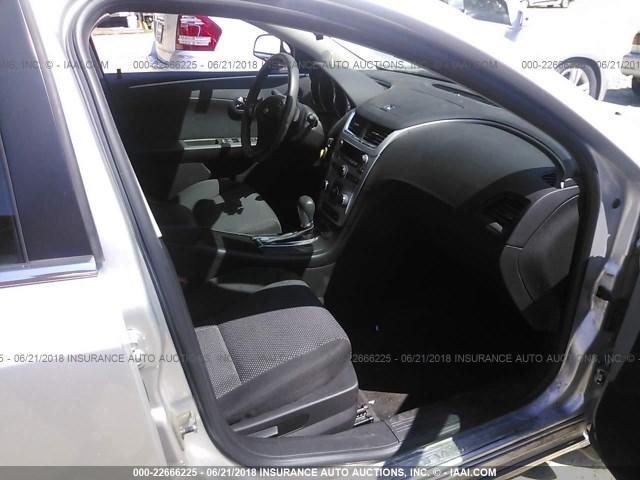 1G1ZC5EB0A4111446 - 2010 CHEVROLET MALIBU 1LT ვერცხლისფერი ფოტო 5