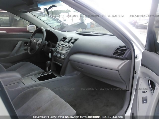 4T1BF3EK4BU724154 - 2011 TOYOTA CAMRY SE/LE/XLE WHITE photo 5