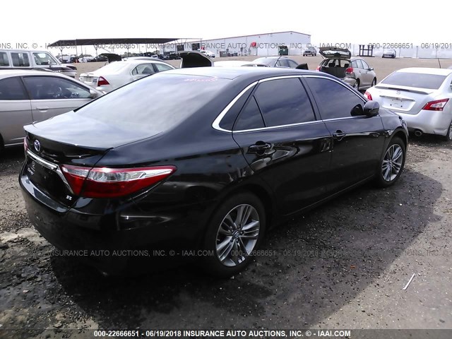 4T1BF1FKXHU787304 - 2017 TOYOTA CAMRY LE/XLE/SE/XSE BLACK photo 4