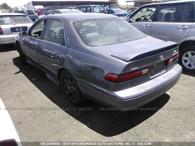 JT2BG22KXW0146728 - 1998 TOYOTA CAMRY CE/LE/XLE GRAY photo 3