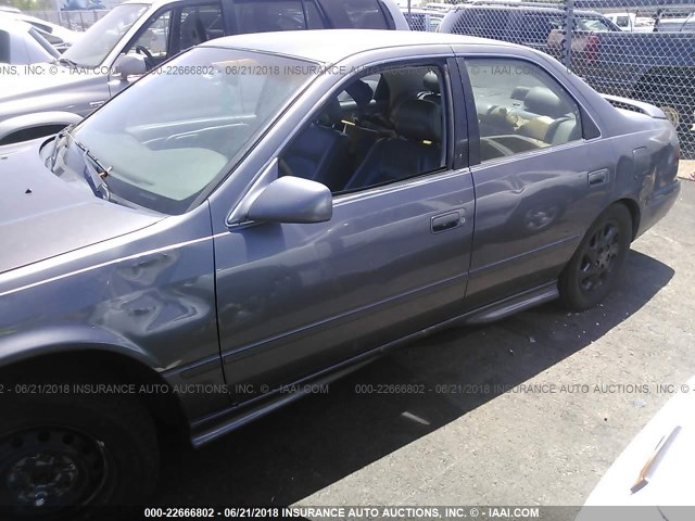 JT2BG22KXW0146728 - 1998 TOYOTA CAMRY CE/LE/XLE GRAY photo 6