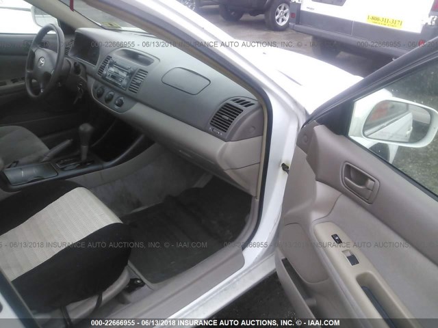 4T1BE32KX3U245911 - 2003 TOYOTA CAMRY LE/XLE/SE თეთრი ფოტო 5