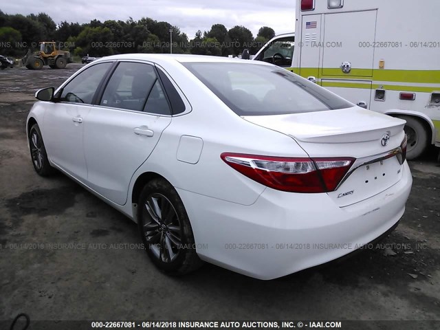 4T1BF1FK1HU312902 - 2017 TOYOTA CAMRY LE/XLE/SE/XSE თეთრი ფოტო 3