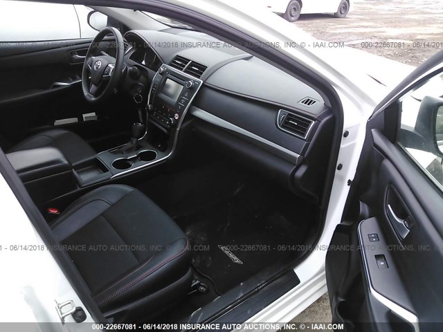 4T1BF1FK1HU312902 - 2017 TOYOTA CAMRY LE/XLE/SE/XSE თეთრი ფოტო 5