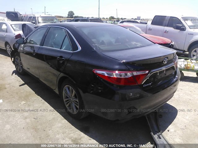 4T1BF1FK3HU736677 - 2017 TOYOTA CAMRY LE/XLE/SE/XSE BLACK photo 3
