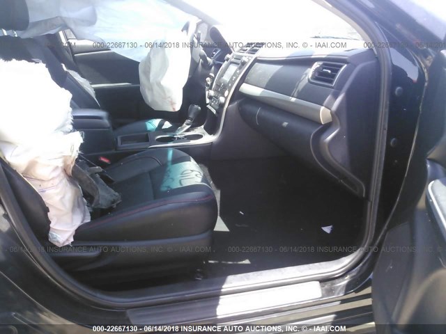 4T1BF1FK3HU736677 - 2017 TOYOTA CAMRY LE/XLE/SE/XSE BLACK photo 5
