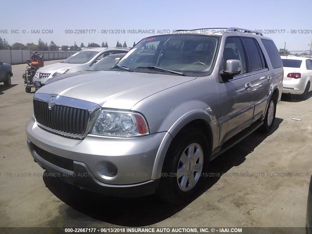 5LMFU27R04LJ04516 - 2004 LINCOLN NAVIGATOR GRAY photo 2