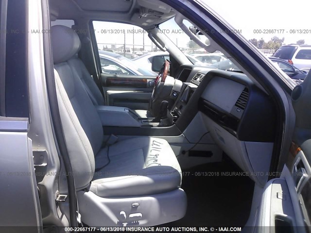 5LMFU27R04LJ04516 - 2004 LINCOLN NAVIGATOR GRAY photo 5