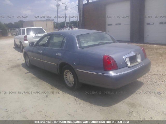 1LNHM81W8XY645687 - 1999 LINCOLN TOWN CAR EXECUTIVE Light Blue photo 3