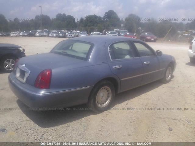 1LNHM81W8XY645687 - 1999 LINCOLN TOWN CAR EXECUTIVE Light Blue photo 4