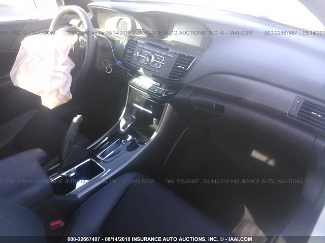 1HGCR2F5XHA160847 - 2017 HONDA ACCORD SPORT 白色 照片 5