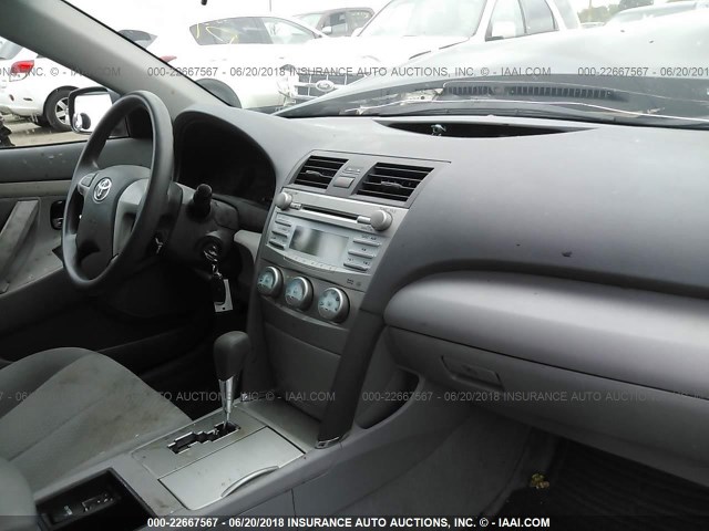 4T4BE46K49R102533 - 2009 TOYOTA CAMRY SE/LE/XLE ნაცრისფერი ფოტო 5