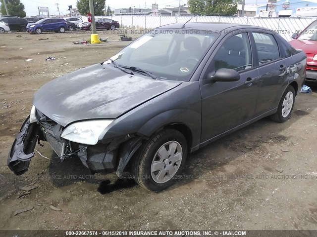 1FAFP34N76W212872 - 2006 FORD FOCUS ZX4 GRAY photo 2
