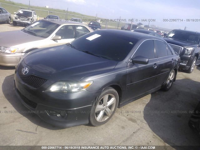 4T1BF3EKXBU124058 - 2011 TOYOTA CAMRY SE/LE/XLE GRAY photo 2