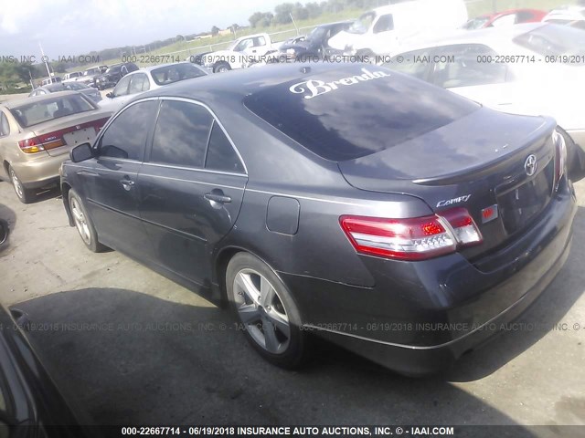 4T1BF3EKXBU124058 - 2011 TOYOTA CAMRY SE/LE/XLE GRAY photo 3