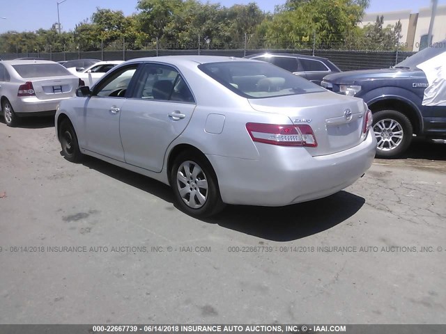 4T4BF3EK7AR022270 - 2010 TOYOTA CAMRY SE/LE/XLE SILVER photo 3