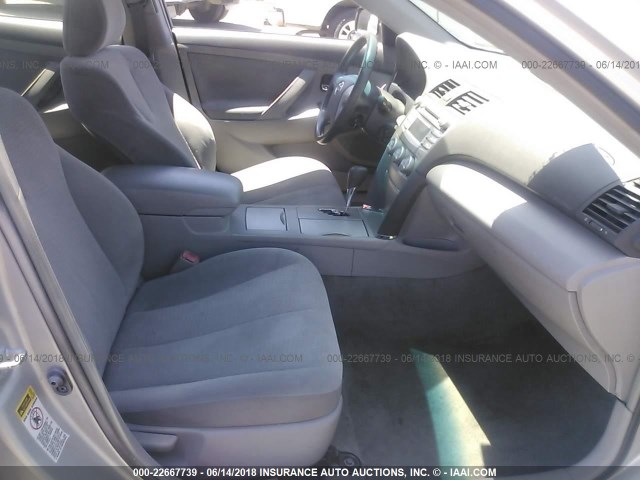 4T4BF3EK7AR022270 - 2010 TOYOTA CAMRY SE/LE/XLE SILVER photo 5