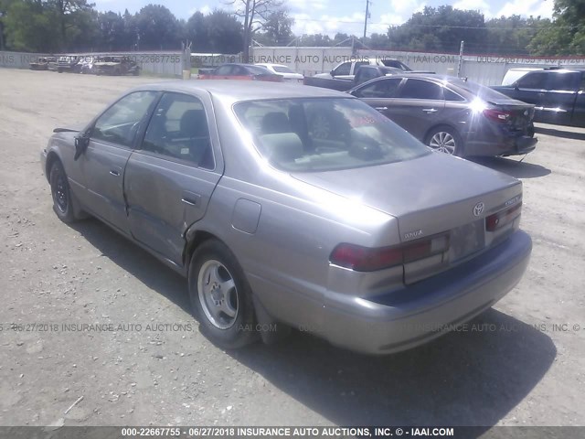 4T1BG22K8XU570342 - 1999 TOYOTA CAMRY CE/LE/XLE SILVER photo 3