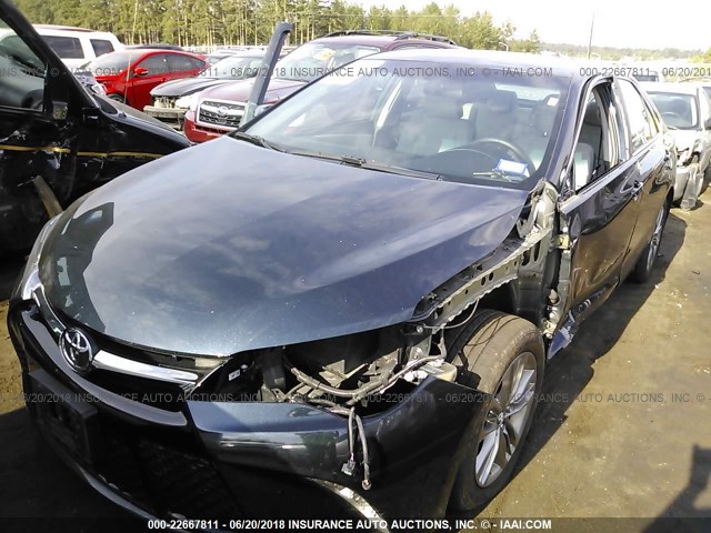 4T1BF1FK6HU713264 - 2017 TOYOTA CAMRY LE/XLE/SE/XSE BLUE photo 2