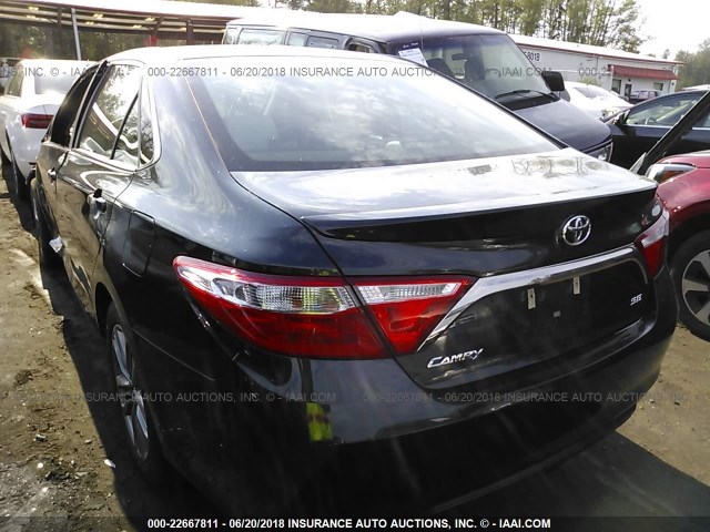 4T1BF1FK6HU713264 - 2017 TOYOTA CAMRY LE/XLE/SE/XSE BLUE photo 3