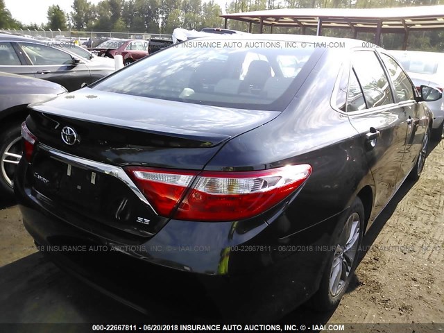 4T1BF1FK6HU713264 - 2017 TOYOTA CAMRY LE/XLE/SE/XSE BLUE photo 4