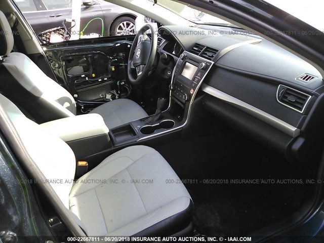 4T1BF1FK6HU713264 - 2017 TOYOTA CAMRY LE/XLE/SE/XSE BLUE photo 5