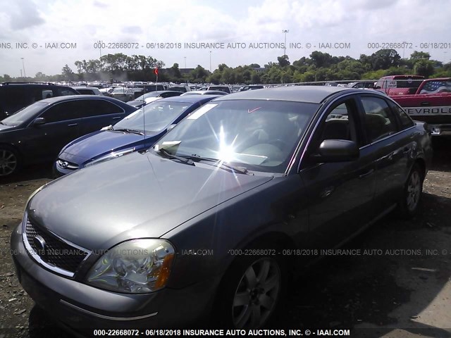 1FAFP23156G172679 - 2006 FORD FIVE HUNDRED SE GRAY photo 2