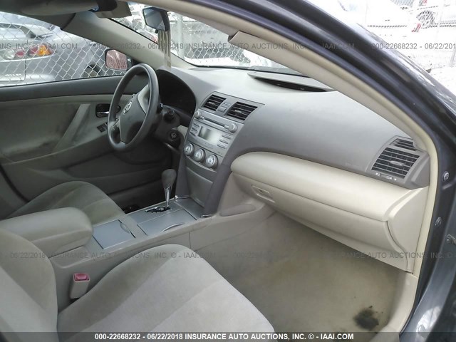 4T1BF3EKXBU679298 - 2011 TOYOTA CAMRY SE/LE/XLE GRAY photo 5