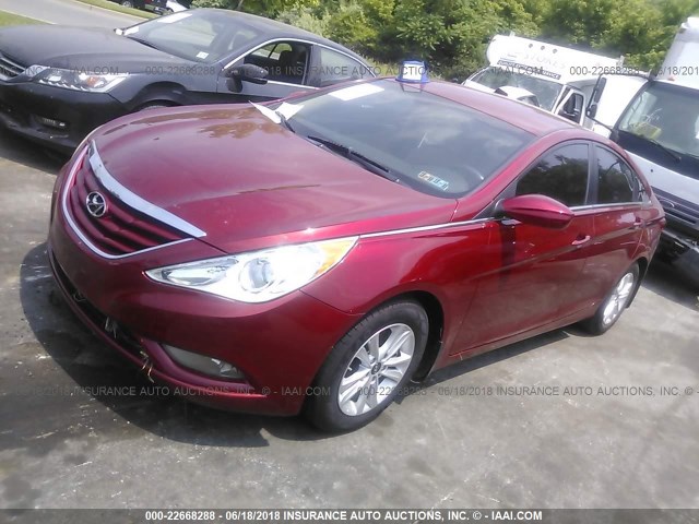 5NPEB4AC0DH540408 - 2013 HYUNDAI SONATA GLS RED photo 2