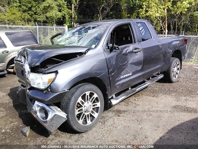 5TFRM5F19DX054824 - 2013 TOYOTA TUNDRA DOUBLE CAB SR5 GRAY photo 2