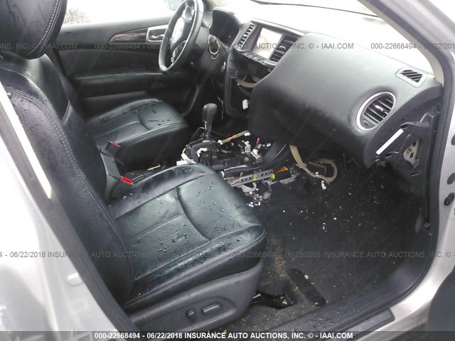 5N1AR2MM9EC725729 - 2014 NISSAN PATHFINDER S/SV/SL/PLATINUM SILVER photo 5