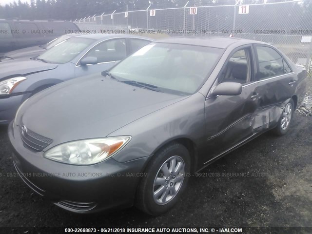 JTDBE32K120084441 - 2002 TOYOTA CAMRY LE/XLE/SE ნაცრისფერი ფოტო 2