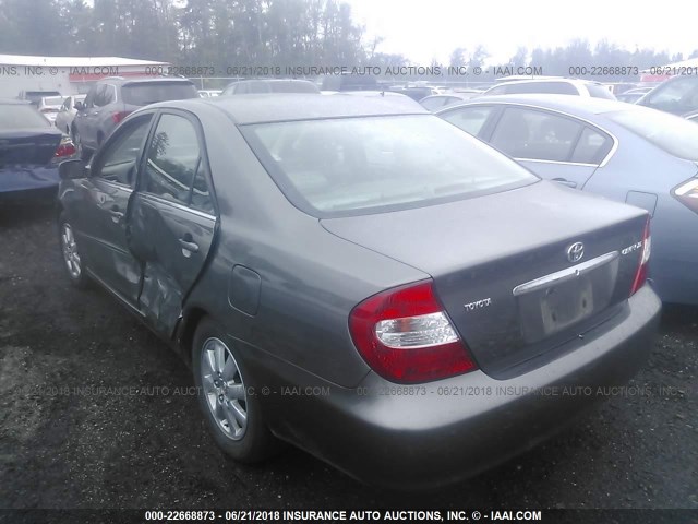JTDBE32K120084441 - 2002 TOYOTA CAMRY LE/XLE/SE ნაცრისფერი ფოტო 3