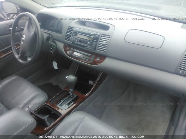 JTDBE32K120084441 - 2002 TOYOTA CAMRY LE/XLE/SE ნაცრისფერი ფოტო 5