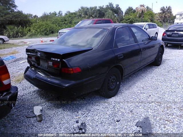 4T1BG22K5WU237207 - 1998 TOYOTA CAMRY CE/LE/XLE BLACK photo 4